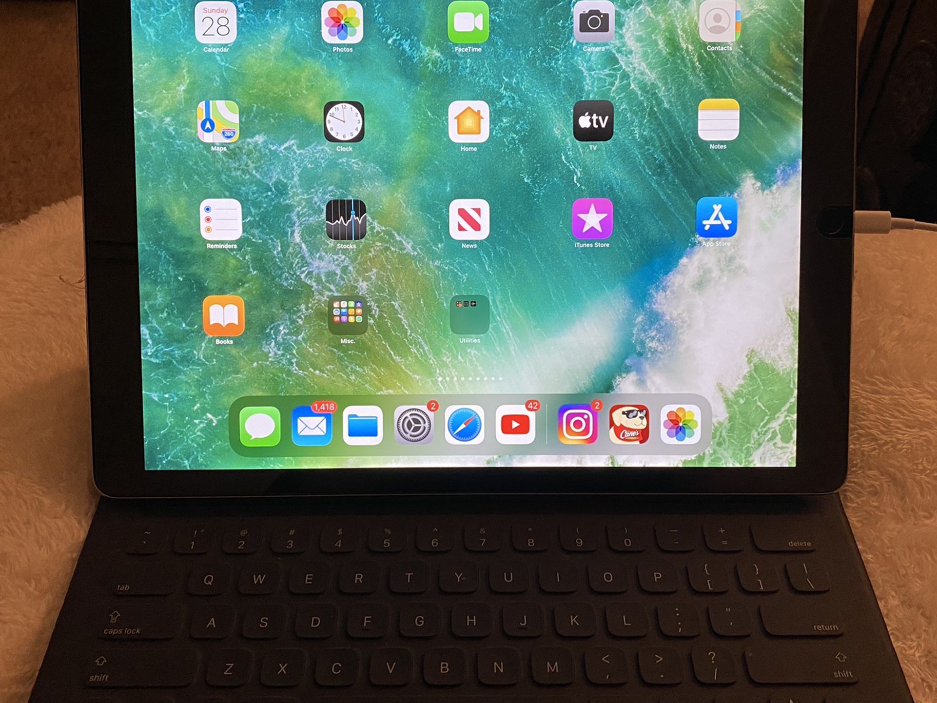 iPad Pro (12.9-inch) (2nd Generation) 256GB w/ Keyboard case