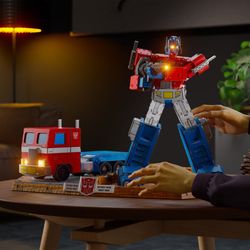 Hasbro Transformers Optimus Prime G1 Statue 4D Puzzle Light Up Robot @ Vehicle Truck Mode $20 OBO built once and displayed, USB powered.
