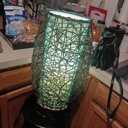 GORGEOUS TALL LAMP LIKE BRAND NEW 26INHT 18 FIRM
