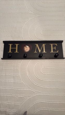 Wooden plaque w/hooks