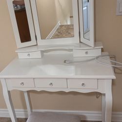 Makeup Table / Mirror / Drawers 
