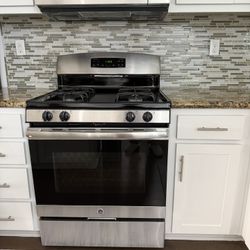 Selling a GE 30” Stainless Steel Gas Range – Model JGB635REK1SS.