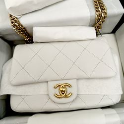 Bnib full set Chanel 23p Flap bag Adjustable Heart Pearl Crush Size 20 for  Sale in Westminster, CA - OfferUp