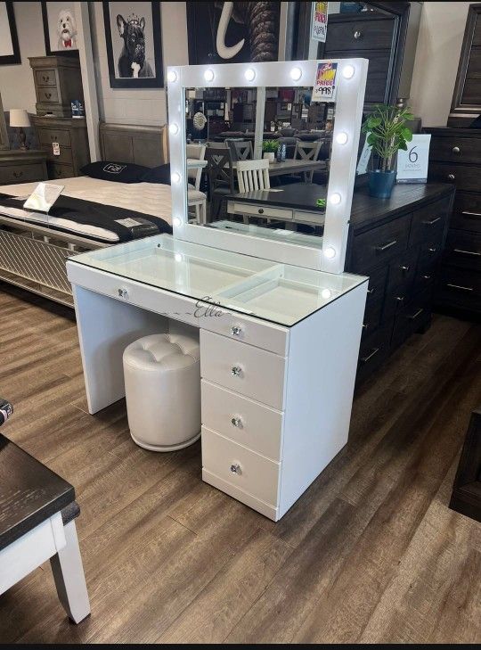 Morgan White Makeup Vanity Set with Lighted Mirror
Crown Mark$10 Down Payment And Financing Available