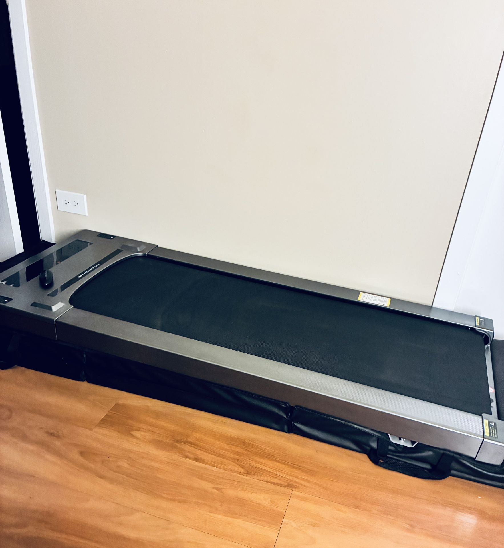 Compact flat treadmill