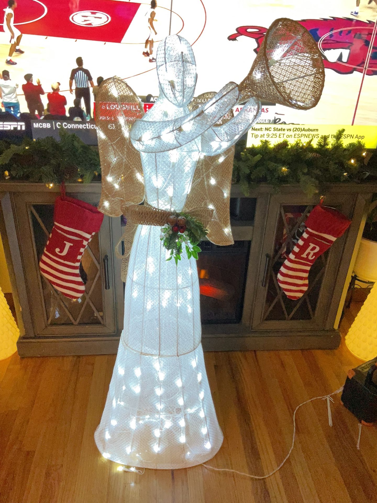 PRE-LIT INDOOR/OUTDOOR WHITE ANGEL