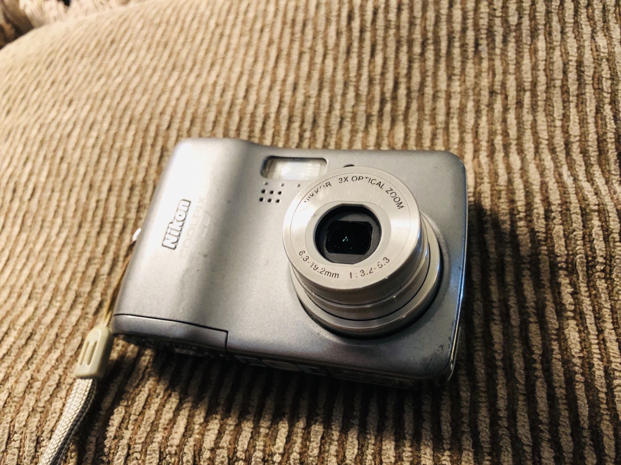 Nikon Coolpix L2 6.0MP Compact Digital Camera Silver , working good!