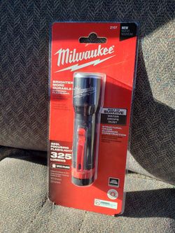 BRAND NEW!! MILWAUKEE 325L FOCUSING FLASHLIGHT