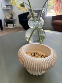Ribbed pedestal bowl