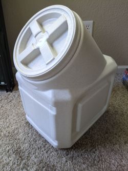 Dog food vault with 2 food scoops