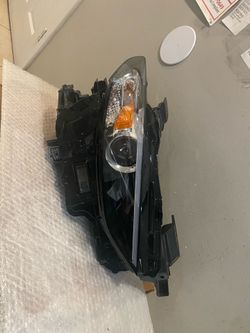2019-2023 Mazda 3 right headlight