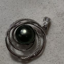 925 Silver tahitian round black pearl pendant With Cubic Zirconia