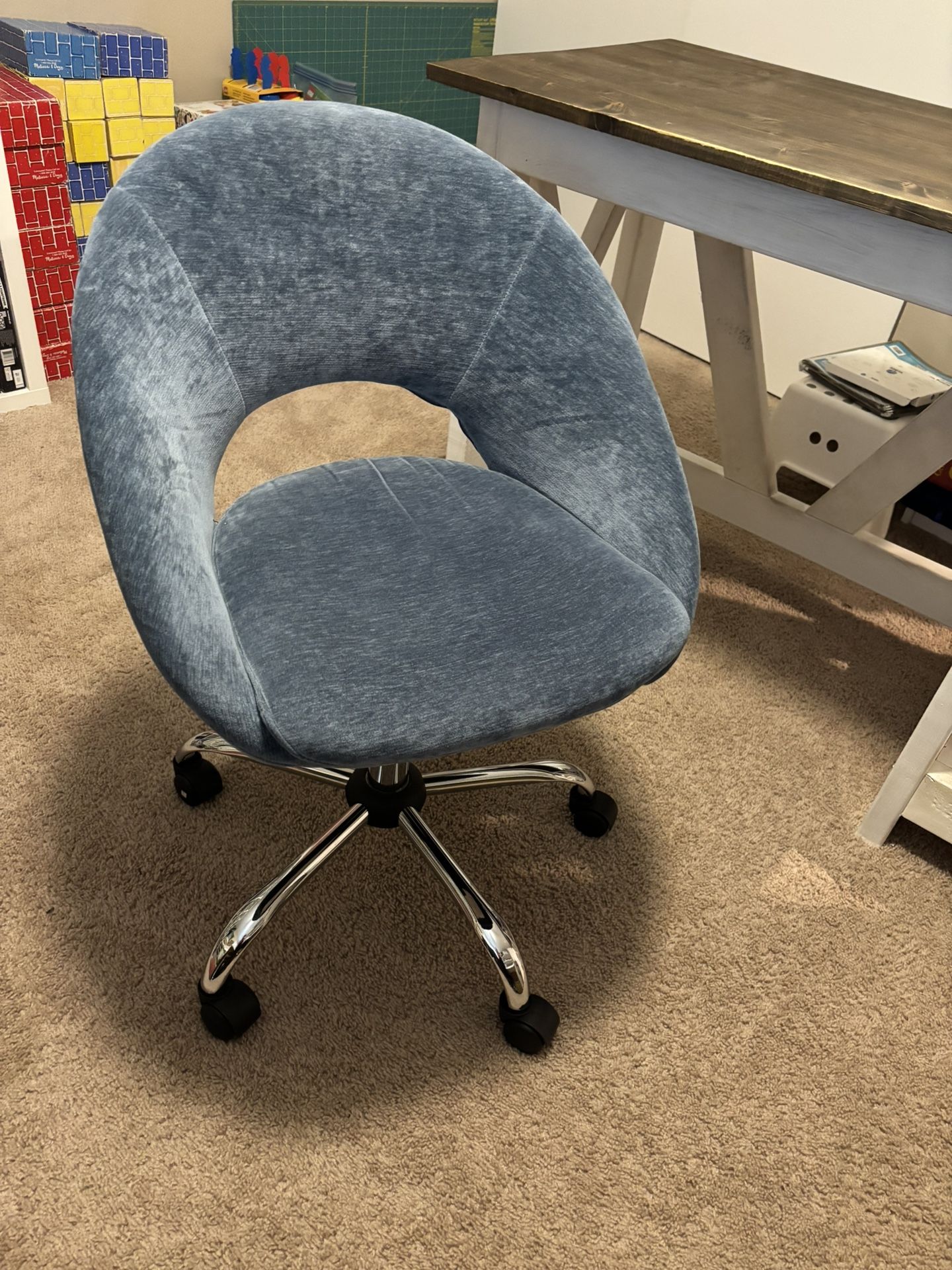 Adjustable height rolling upholstered desk chair