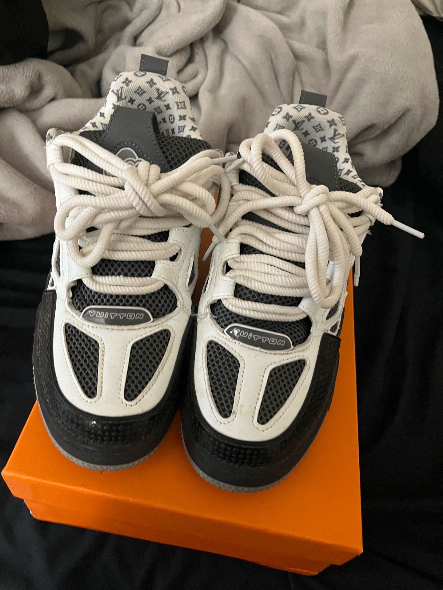 Lv skate black and white