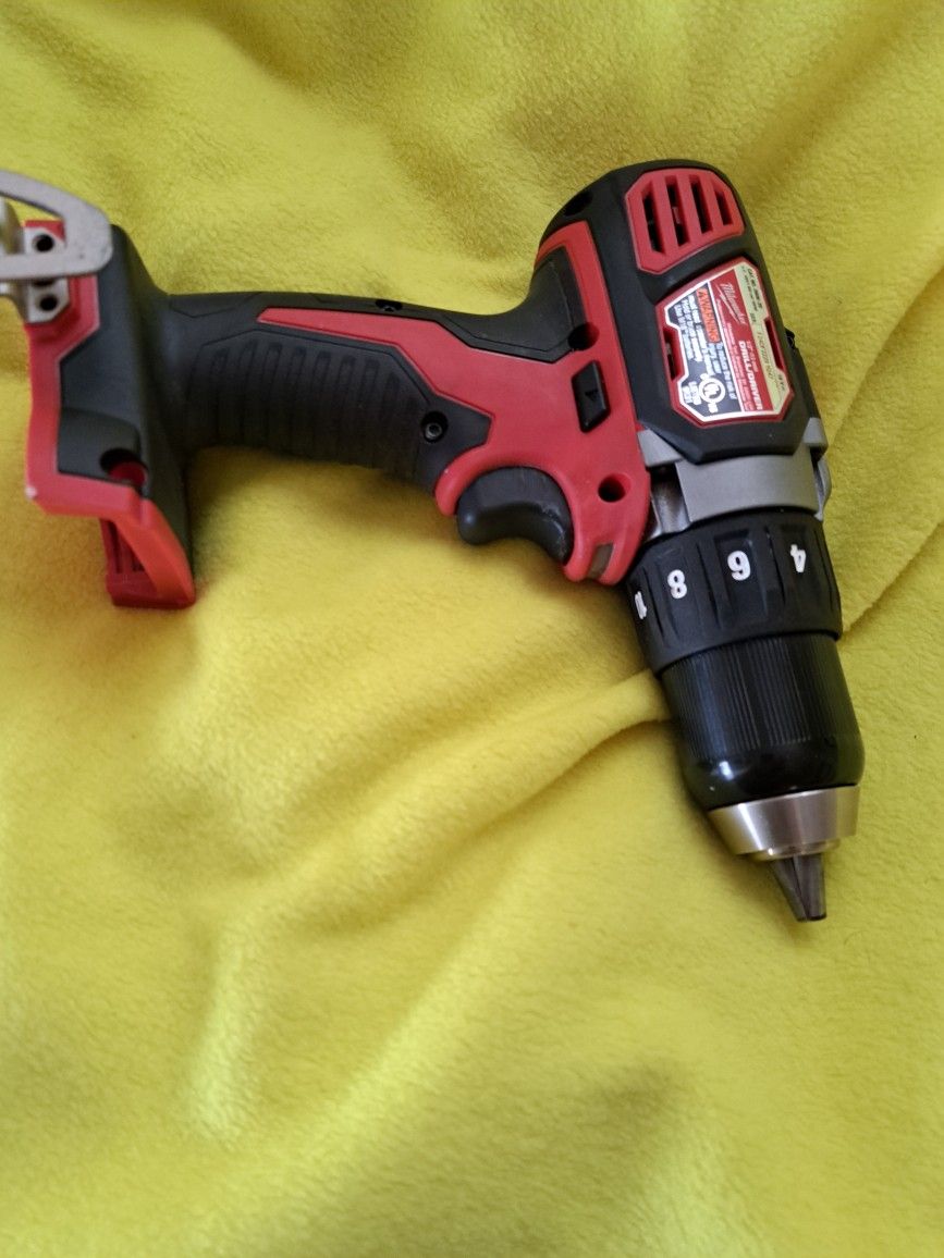 M18 MILWAUKEE DRILL  