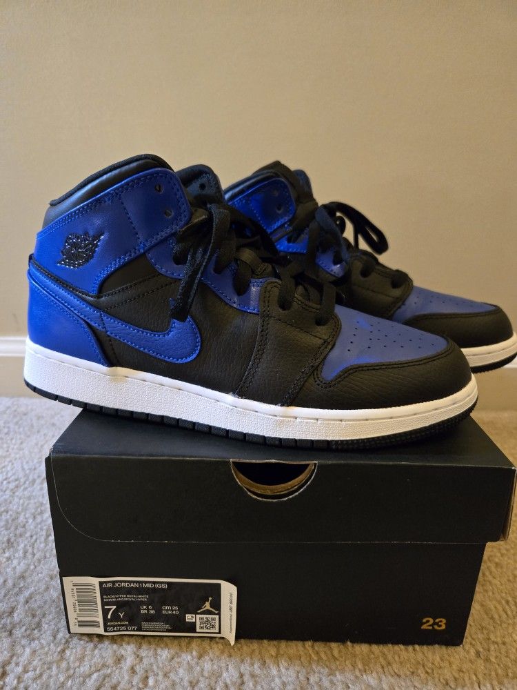 Air Jordan 1 Mid. Size 7Y