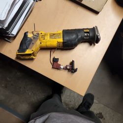Dewalt DCS380 Reciprocating Saw Cordless Needs Repair