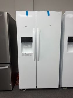 Refrigerator side by side