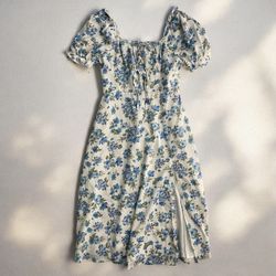 Gorgeous floral dress with side slit size Small & Large available $20each/cada uno