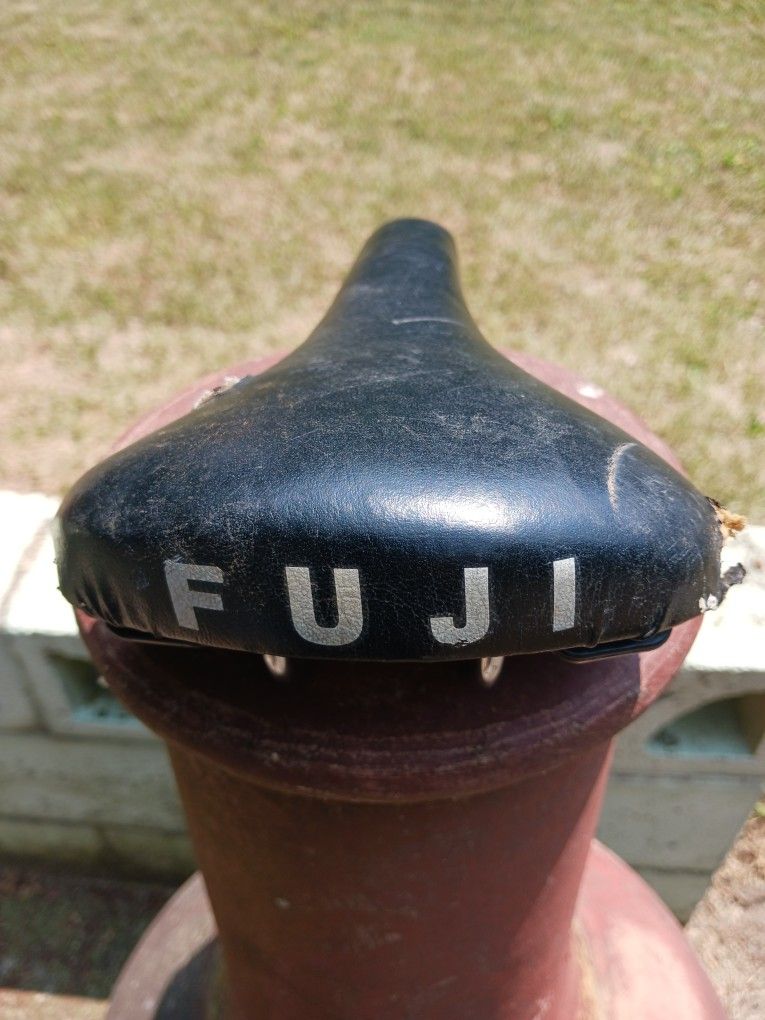Vintage Fujita Fuji Black Racing Bike Saddle
Fuji Saddle MFG. CO. LTD 7379