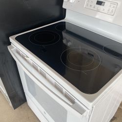 General Electric Stove And Microwave Set