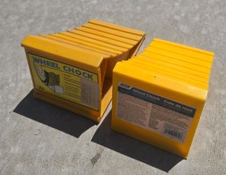 Free wheel chocks