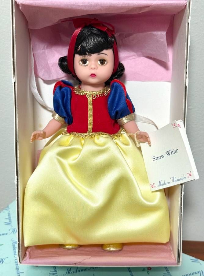 Vintage Collectible Madame Alexander Snow White Doll In Box