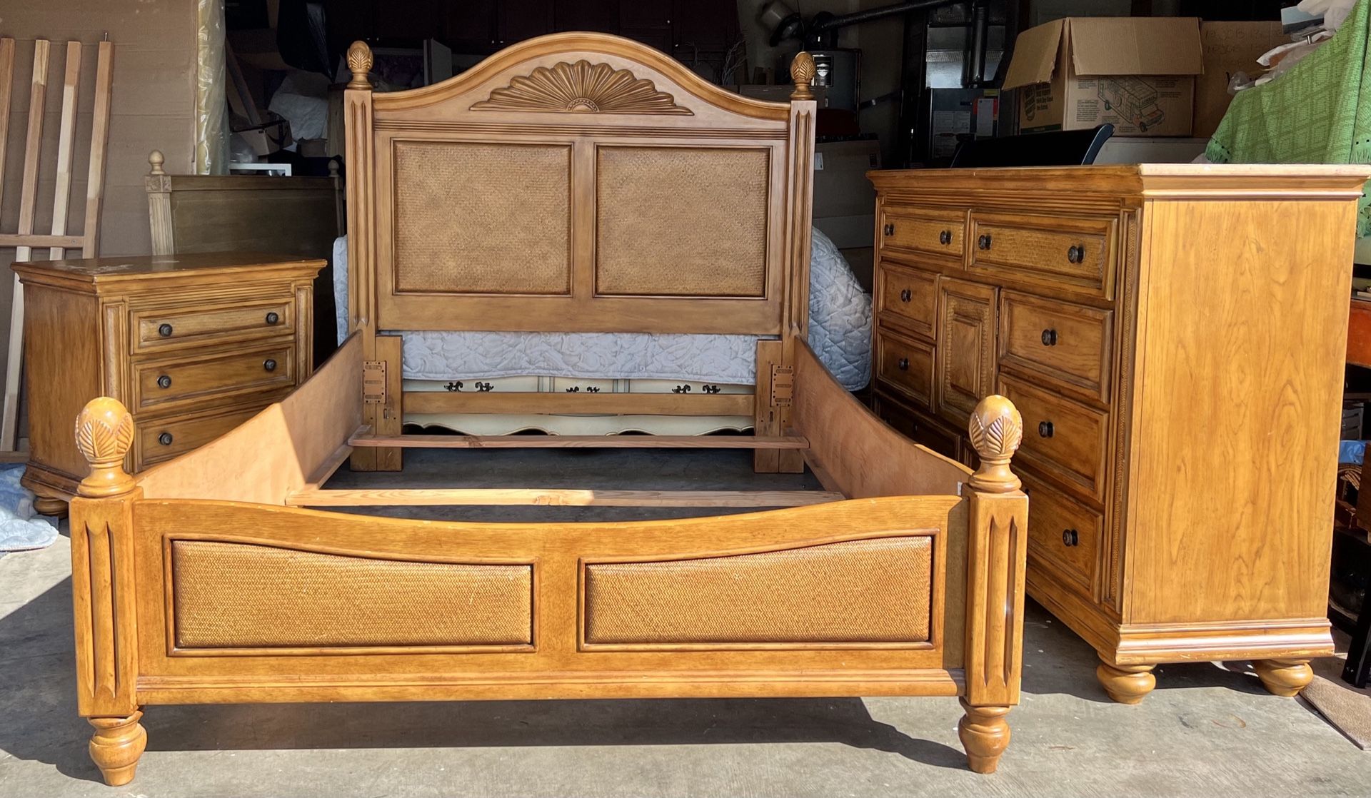 Broyhill Queen Size Bed, Long Dresser, Nightstand, & Mirror 
