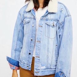 Free People Sherpa Collar Plaid Denim Trucker Jacket (Size M)   Great condition, minimal wear. Happy to send additional photos as well.  Open to price