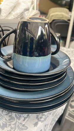 Dinnerware set of 4