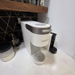 Keurig slim white with extra coffee pods