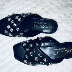 Very nice women’s sandals New size(6) only $15