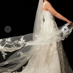 cathedral veil with lace appliques - Ivory