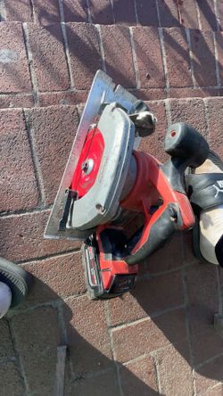 Cortadora de madera marca Milwaukee el kik cunpleto su pila y su cargador pula es la 5.0