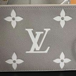 Louis Vuitton bicolor wristlet/pouch for Sale in Yukon, OK - OfferUp