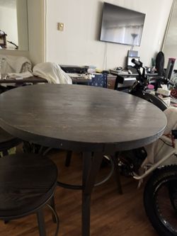 Cirlce table almost new