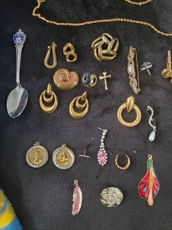 Assorted costume jewlery