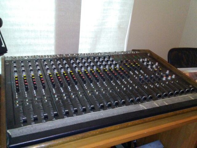 AUDIO CENTRON AC-400 series 16 CHANNEL MIXING CONSOLE w/ phantom power