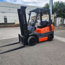 Toyota Forklift 
5000 pound capacity 2 Stage Side-shift 