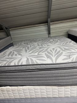 Sealy brand queen size pillow top mattress  set