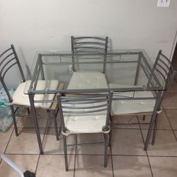 4-chair dining set