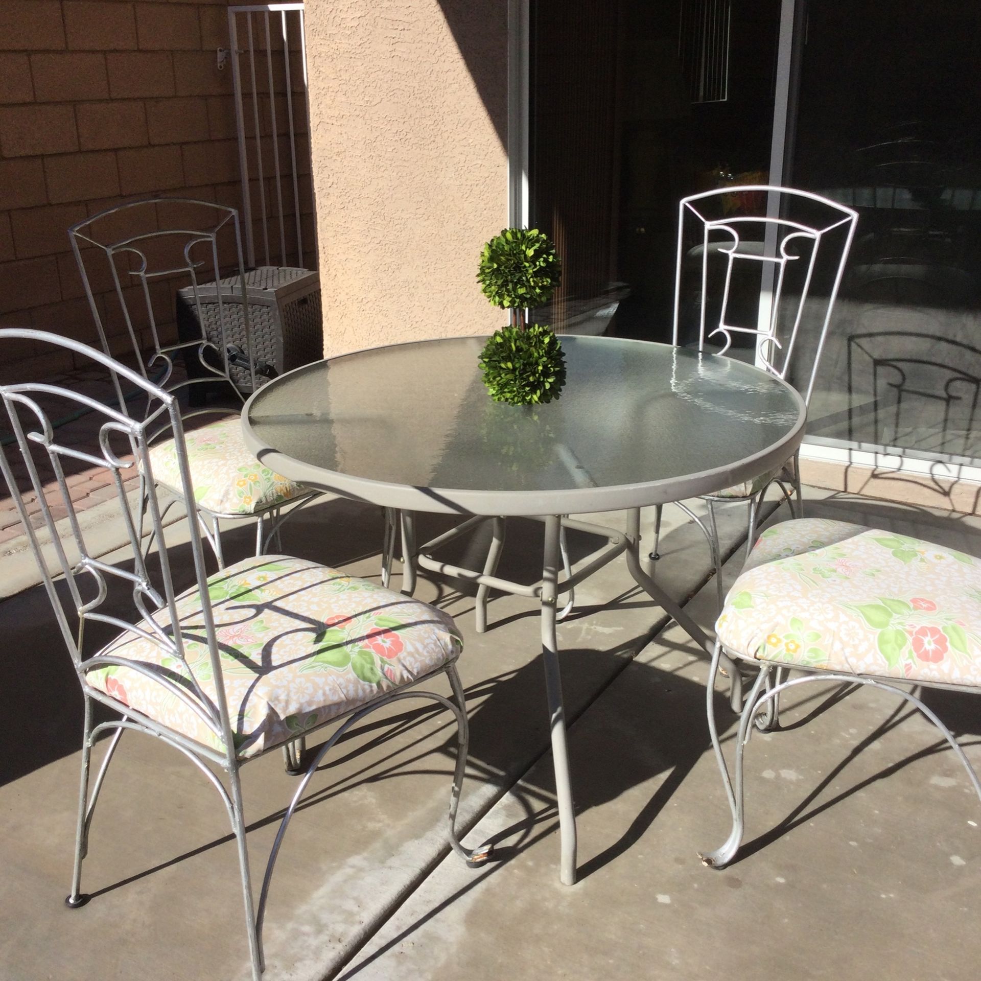 Patio Table 4iron Chairs