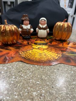 Thanksgiving Pilgrim salt/ pepper set