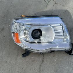 Toyota Highlander headlight assembly