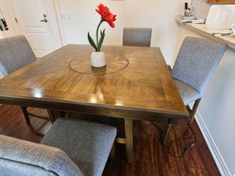 Beautiful Wood Table – Like New