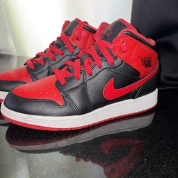 Air Jordan 1 MID Size 5.5 Y