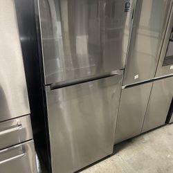 APARTMENT SIZE TOP MOUNT REFRIGERATOR NEW SCRATCH N DENT 