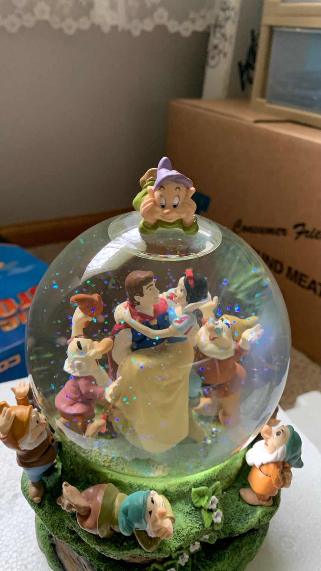 Collectible Disney: Snow White and the Seven Dwarfs Musical Water Globe