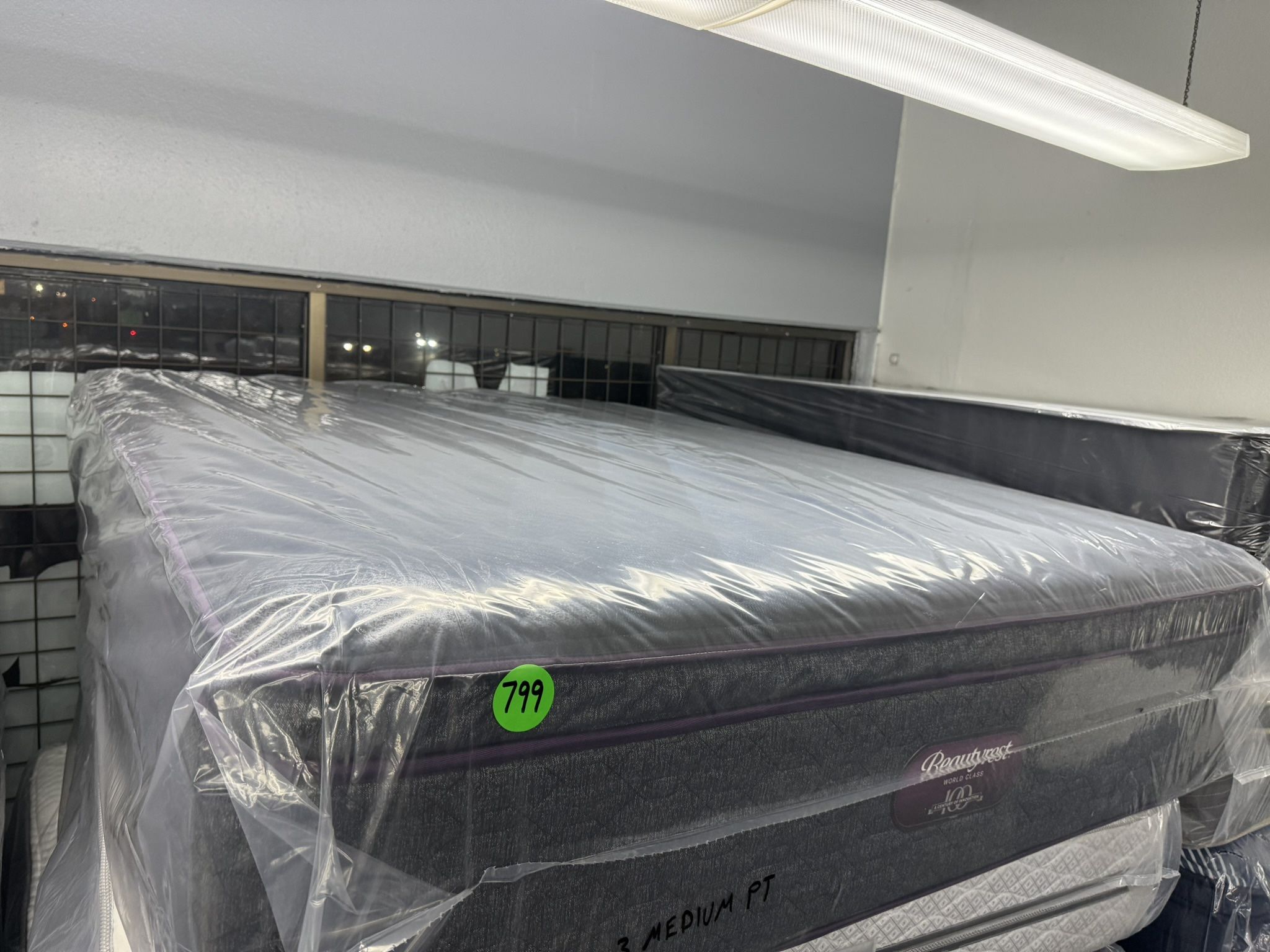 QUEEN SIZE SIMMONS BEAUTYREST WORLD CLASS LEVEL 3 (MEDIUM) PILLOW TOP MATTRESS & BOX SPRING BED SET