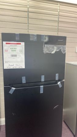 Frigidaire 20-cu ft Standard -Depth 30-in Wide Top-Freezer Refrigerator (Black)  Garage Ready- 1 year warranty